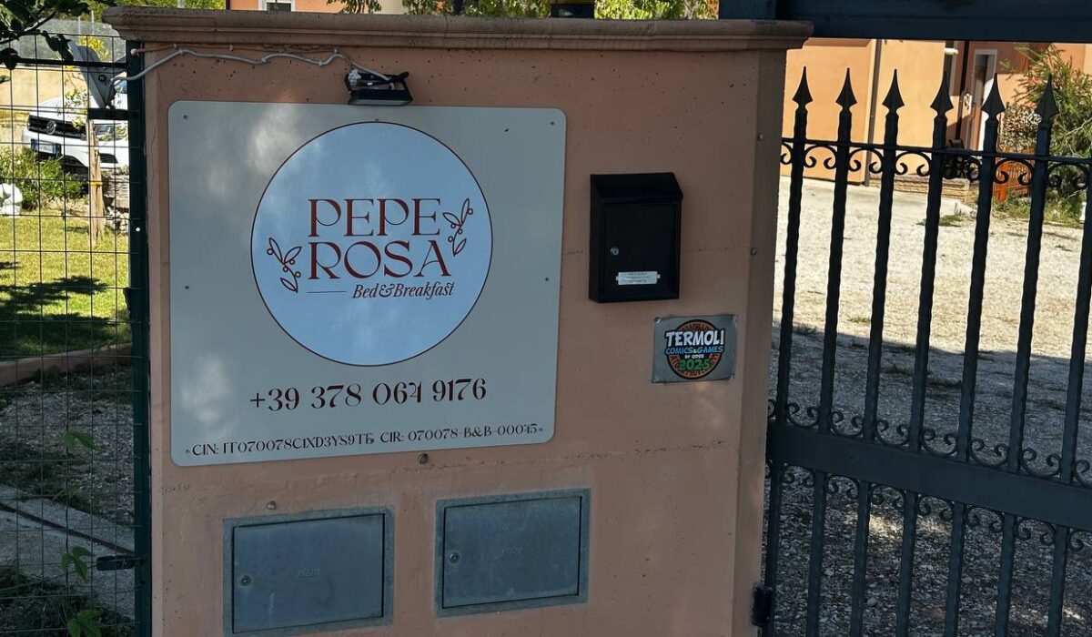 Entrata esterno B&B pepe rosa Termoli insegna e logo